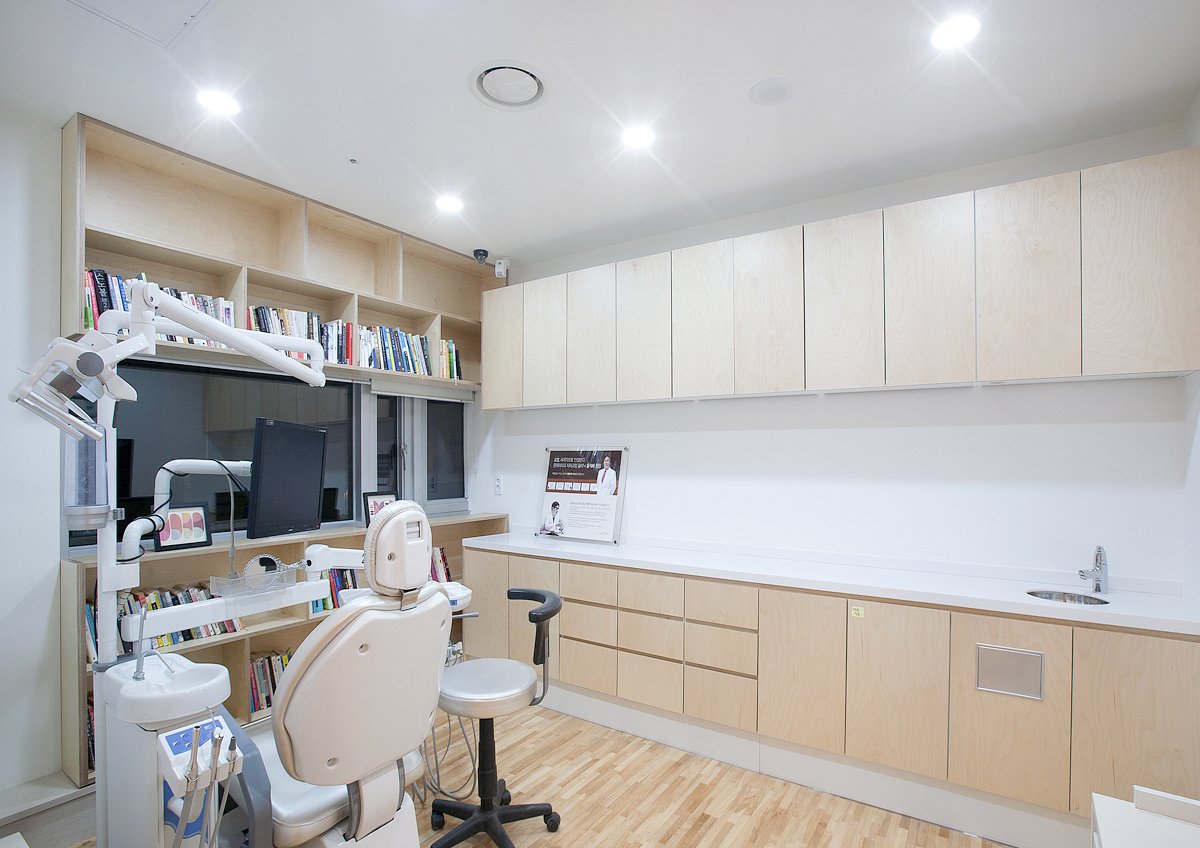 ONEDAY DENTAL CLINIC 院長診療室｜Dr. Kim Jin-Hwan